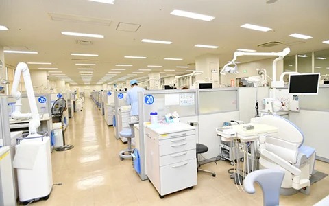 最新鋭のCT、MRI、血管造影装置などを備えた付属病院が隣接